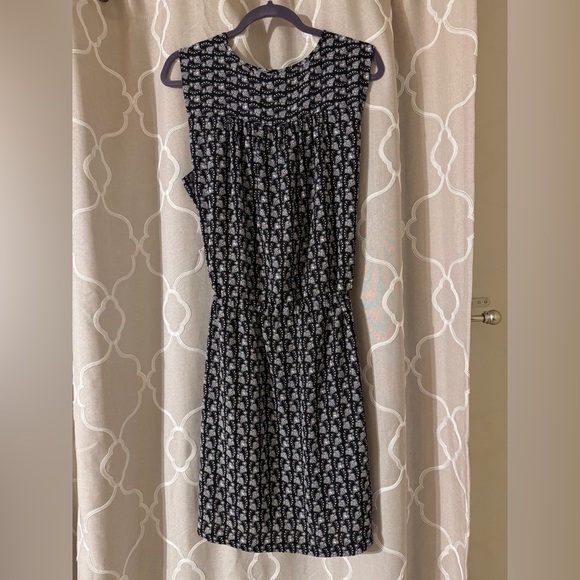 Fully Lined Sleeveless Black and White Printed Dress - Picture 3 of 6